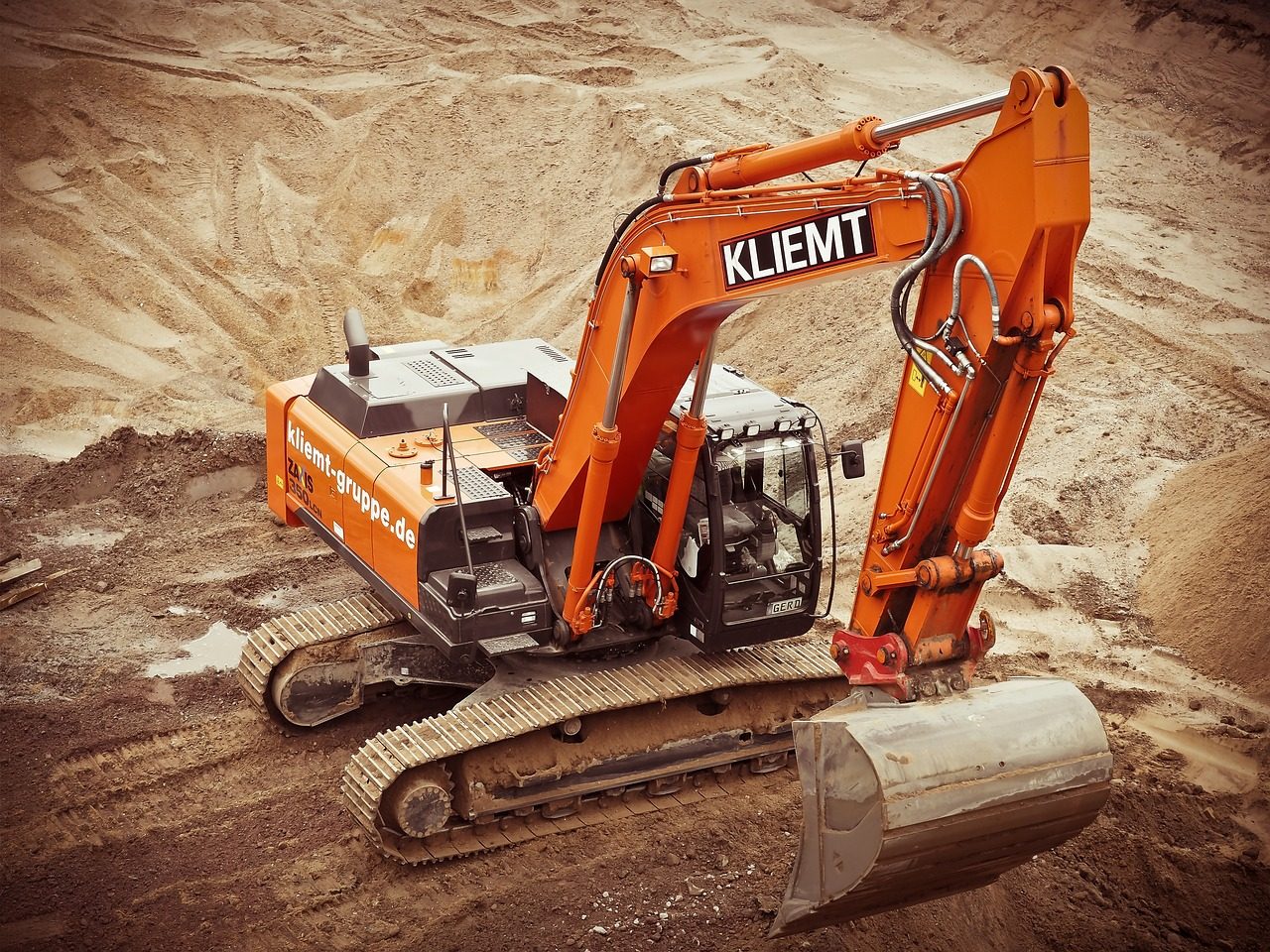 Tracked excavator digging on a Hartford excavation site